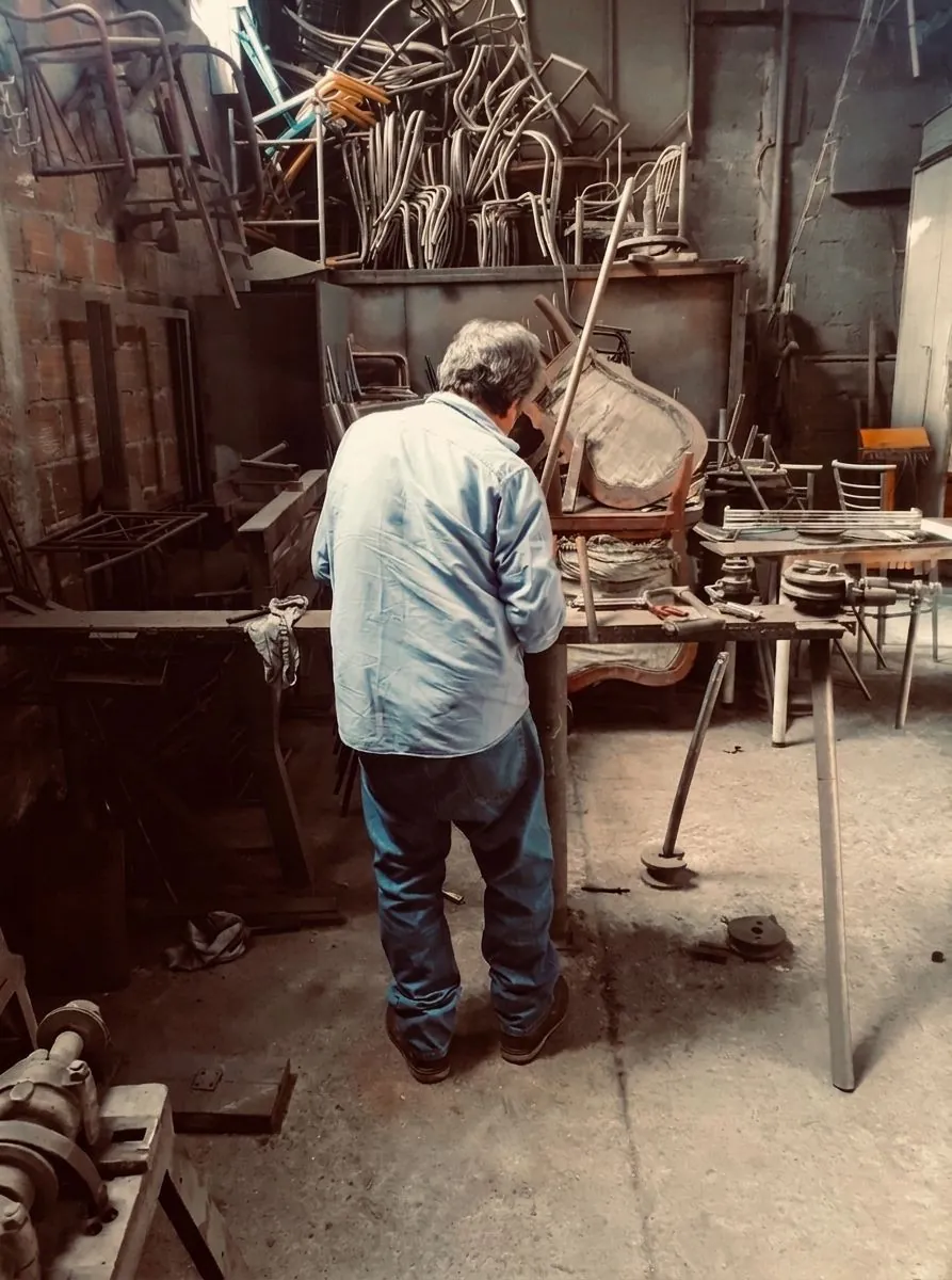 Toñito trabajando en su taller