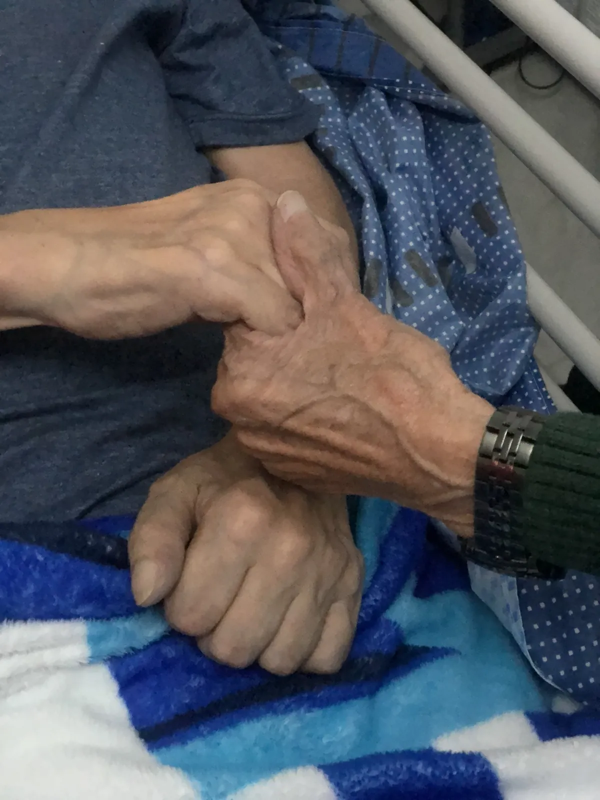 Las manos de Toñito sosteniendo las de su hijo mayor