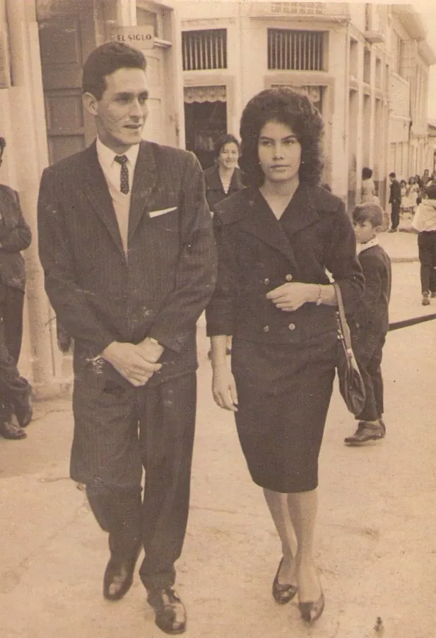 Dolly y Toñito caminando por Manizales