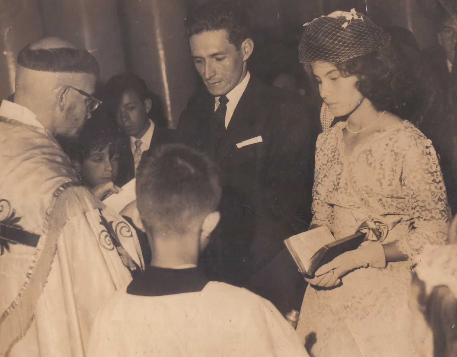 Toñito y Dolly frente al altar el día de su matrimonio