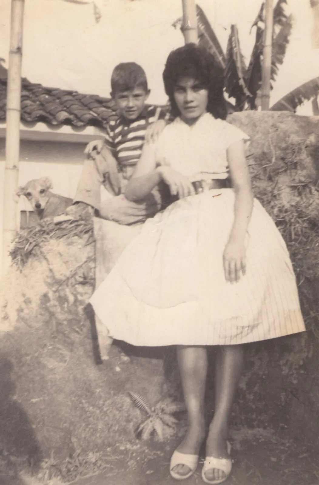 Dolly a los 15 años, sentada junto a Carlos Gómez en la Finca La Amapola, 1955
